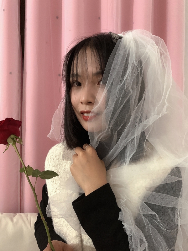 持紫菜包饭的女孩的第一张照片--宁波相亲服务中心