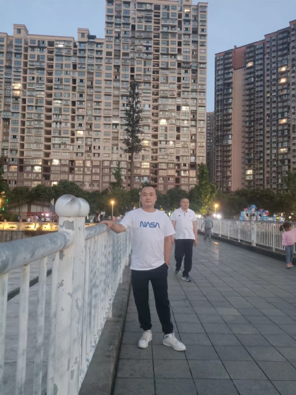 寂寞的男人的第一张照片--宁波相亲服务中心